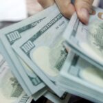 dolar-supera-r$-5-e-bolsa-cai-quase-2%-em-dia-de-turbulencia