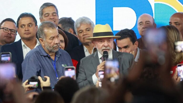 Com Lula, PDT oficializa apoio à reeleição do petista em convenção