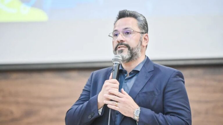 Justiça Eleitoral multa Alan Rick por propaganda antecipada durante pré-campanha