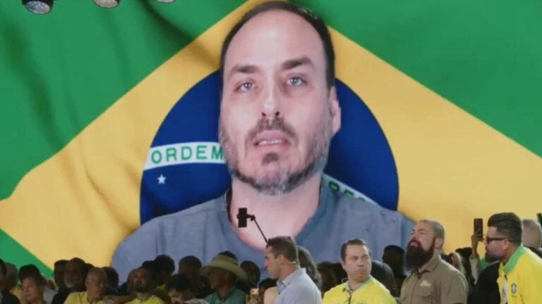 Carlos Bolsonaro adapta verso de clássico da MPB em recado para Flávio