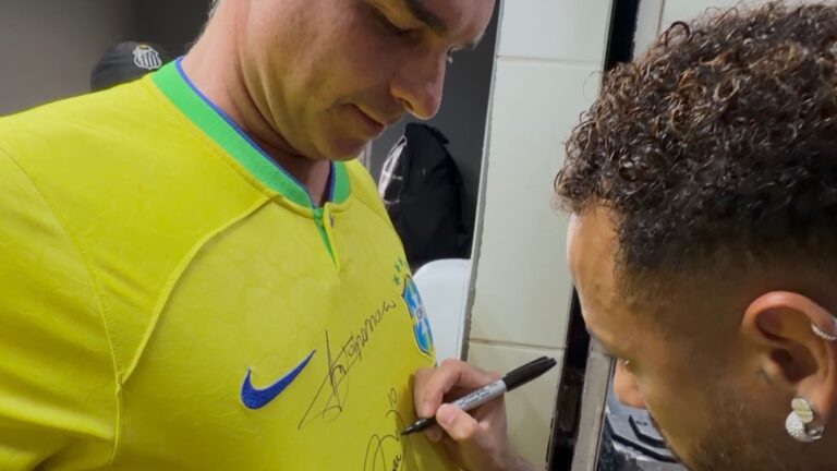 Flávio Bolsonaro encontra Neymar antes de jogo Vasco x Santos no Rio