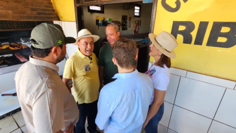 Bocalom visita comércio de Plácido de Castro e relembra início da trajetória no Acre