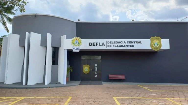 Homem é encontrado morto dentro de cela da Defla horas após ser preso