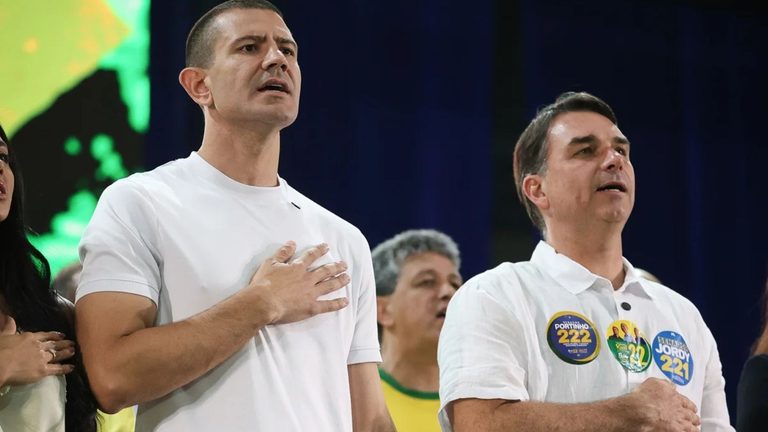 No Rio, Flávio promete enquadrar milícias, PCC e CV como terroristas