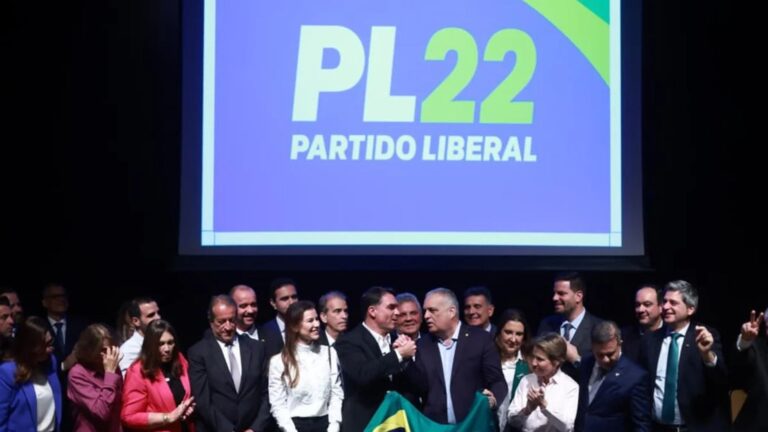 Flávio Bolsonaro define Alfredo Gaspar como vice em chapa puro-sangue