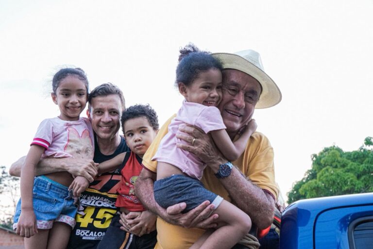 “Carinho do povo é a nossa pesquisa”, diz Bocalom durante carreata no Vila Acre