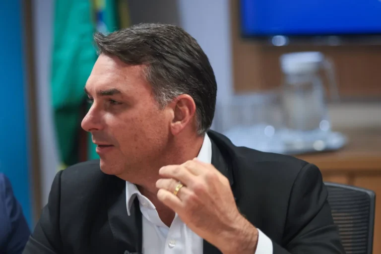 Flávio aposta em “barqueata” para reforçar aliados no Rio de Janeiro