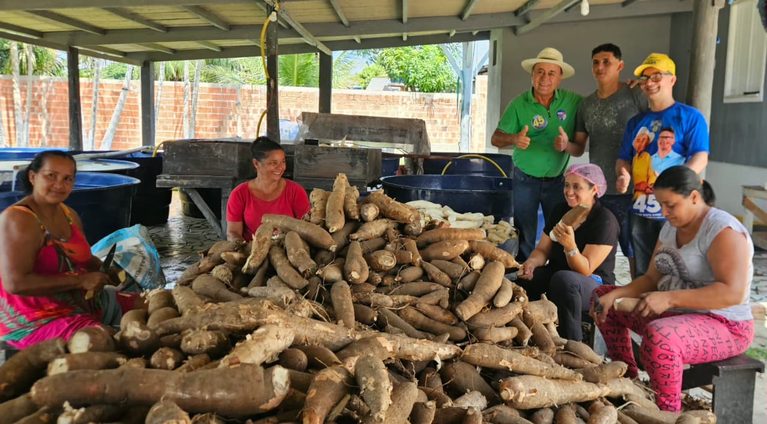 Bocalom visita produtor de mandioca e destaca riqueza regional como fonte de emprego no Juruá