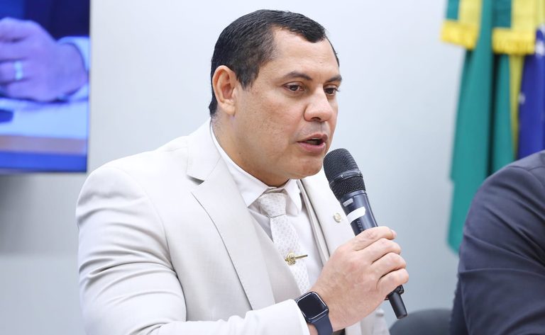 Denúncia acusa Coronel Ulysses de pedir votos durante culto em Rio Branco